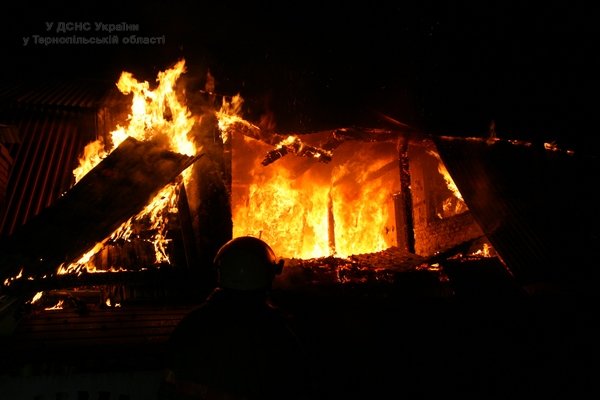 Через пічку на Тернопільщині виникла масштабна пожежа (фото) (фото) - фото 1 Через пічку на Тернопільщині виникла масштабна пожежа (фото) (фото) - фото 1