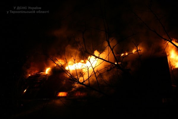 Через пічку на Тернопільщині виникла масштабна пожежа (фото) (фото) - фото 1 Через пічку на Тернопільщині виникла масштабна пожежа (фото) (фото) - фото 1