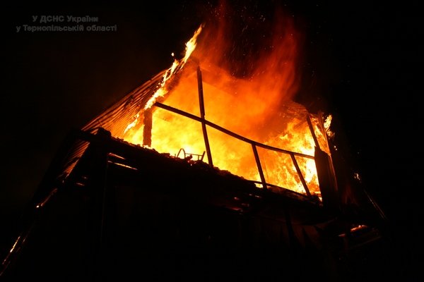 Через пічку на Тернопільщині виникла масштабна пожежа (фото) (фото) - фото 1 Через пічку на Тернопільщині виникла масштабна пожежа (фото) (фото) - фото 1