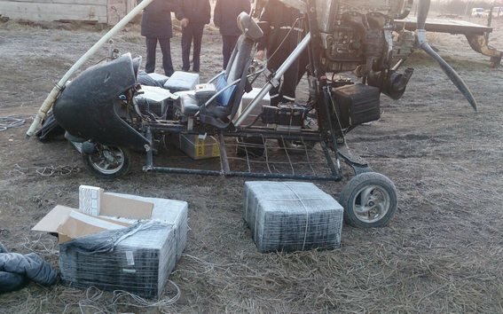 На кордоні затримали контрабандистів, які на мотодельтаплані переправляли через кордон сигарети (ФОТО) (фото) - фото 1 На кордоні затримали контрабандистів, які на мотодельтаплані переправляли через кордон сигарети (ФОТО) (фото) - фото 1