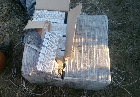 На кордоні затримали контрабандистів, які на мотодельтаплані переправляли через кордон сигарети (ФОТО) (фото) - фото 3 На кордоні затримали контрабандистів, які на мотодельтаплані переправляли через кордон сигарети (ФОТО) (фото) - фото 3
