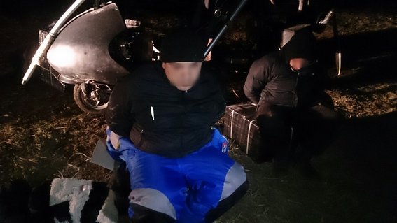 На кордоні затримали контрабандистів, які на мотодельтаплані переправляли через кордон сигарети (ФОТО) (фото) - фото 2 На кордоні затримали контрабандистів, які на мотодельтаплані переправляли через кордон сигарети (ФОТО) (фото) - фото 2