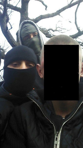 Задержанный активистами наркоторговец попросил сделать селфи с «Правым сектором» (ФОТО) (фото) - фото 1 Задержанный активистами наркоторговец попросил сделать селфи с «Правым сектором» (ФОТО) (фото) - фото 1