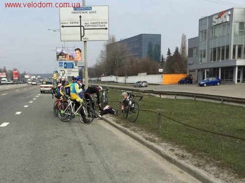 В Киеве авто с кировоградскими номерами сбило двух велосипедистов и скрылось с места происшествия. ФОТО, ВИДЕО (фото) - фото 1 В Киеве авто с кировоградскими номерами сбило двух велосипедистов и скрылось с места происшествия. ФОТО, ВИДЕО (фото) - фото 1