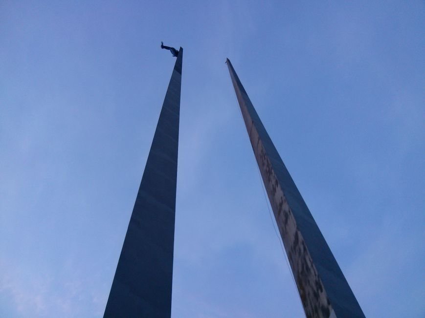 В Мариуполе с главного флакштока снят флаг Украины (ФОТОФАКТ) (фото) - фото 1 В Мариуполе с главного флакштока снят флаг Украины (ФОТОФАКТ) (фото) - фото 1