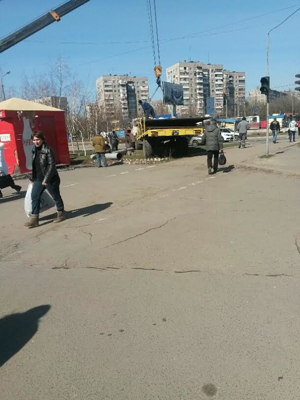В Мариуполе объявлена война незаконным рекламным щитам (ФОТО) (фото) - фото 1 В Мариуполе объявлена война незаконным рекламным щитам (ФОТО) (фото) - фото 1