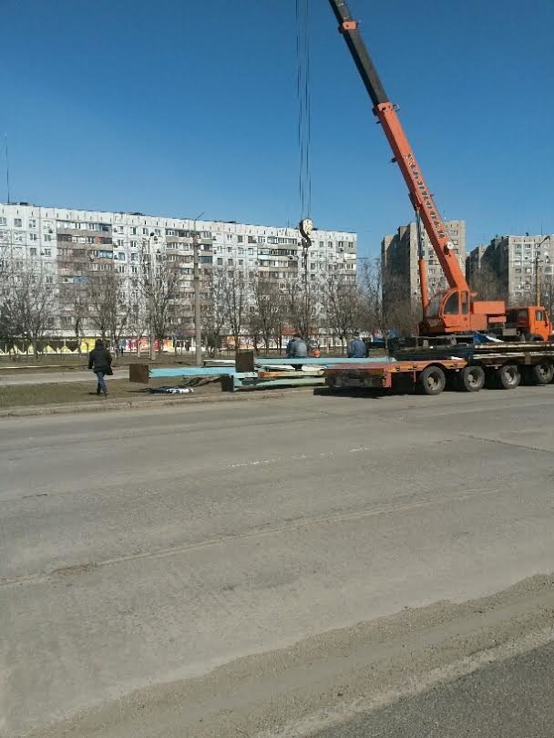 В Мариуполе объявлена война незаконным рекламным щитам (ФОТО) (фото) - фото 1 В Мариуполе объявлена война незаконным рекламным щитам (ФОТО) (фото) - фото 1