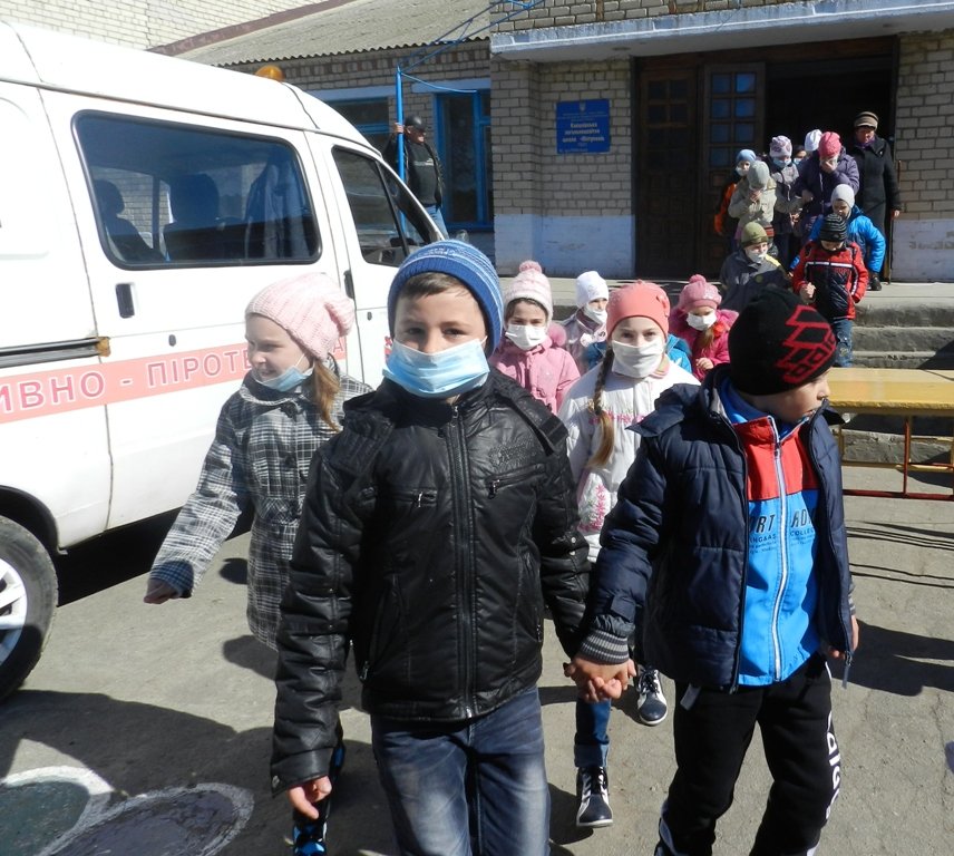 Спасатели провели широкомасштабный День гражданской защиты в сельской школе Белозерского района (фото) (фото) - фото 4 Спасатели провели широкомасштабный День гражданской защиты в сельской школе Белозерского района (фото) (фото) - фото 4