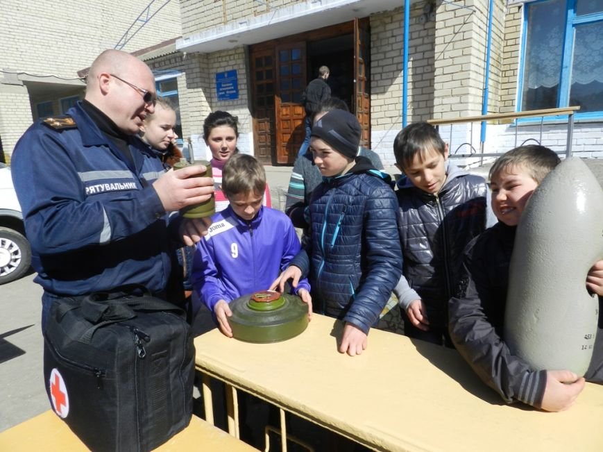 Спасатели провели широкомасштабный День гражданской защиты в сельской школе Белозерского района (фото) (фото) - фото 2 Спасатели провели широкомасштабный День гражданской защиты в сельской школе Белозерского района (фото) (фото) - фото 2