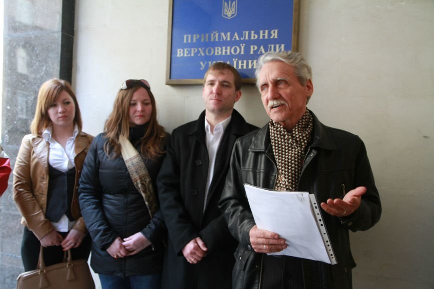 Сергей Кузьменко: «Хулиганской выходкой пытались помешать доставке... Сергей Кузьменко: «Хулиганской выходкой пытались помешать доставке подписей запорожцев в поддержку спецстатуса в Верховную Раду» (фото) - фото 3