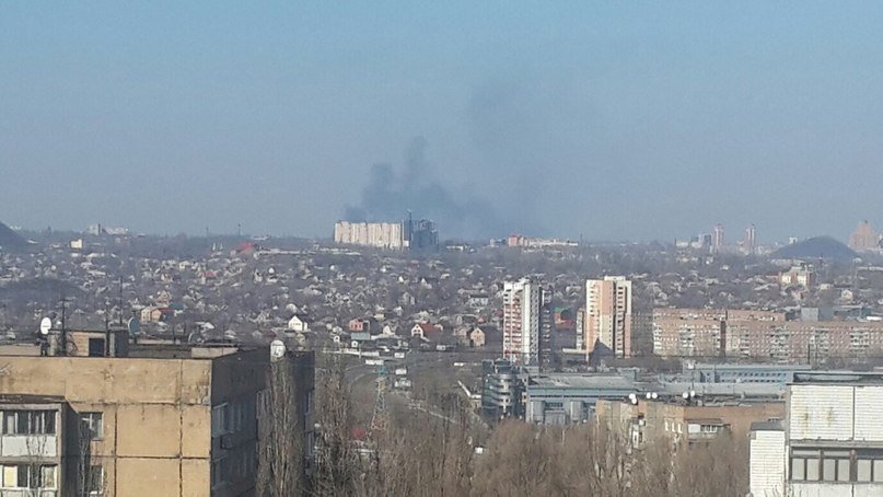 В Донецке снова что-то взрывалось и горит (ФОТО) (фото) - фото 1 В Донецке снова что-то взрывалось и горит (ФОТО) (фото) - фото 1