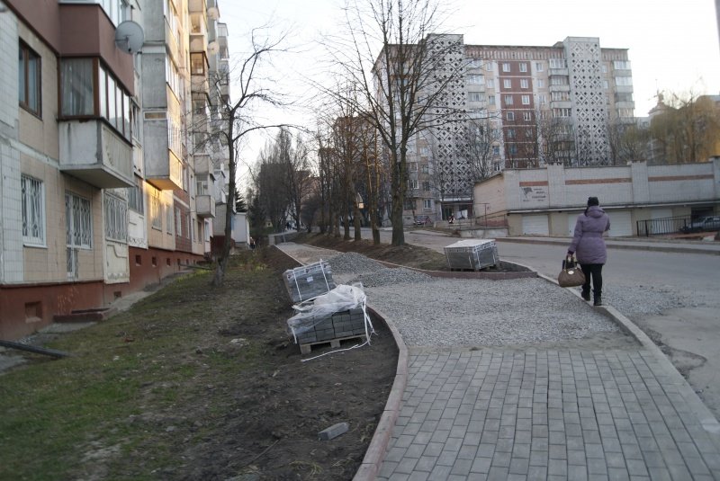 У Тернополі на вул. Чубинського комунальники виклали бруківку на тротуарах (фото) (фото) - фото 1 У Тернополі на вул. Чубинського комунальники виклали бруківку на тротуарах (фото) (фото) - фото 1