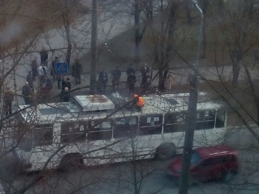 У Тернополі з невідомих причин загорівся тролейбус (фото) (фото) - фото 1 У Тернополі з невідомих причин загорівся тролейбус (фото) (фото) - фото 1