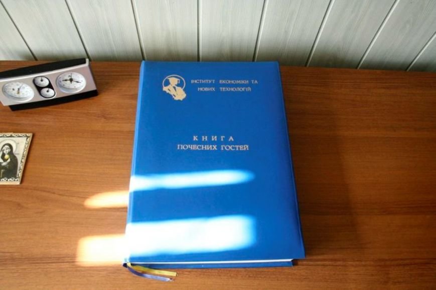 Наріюс Варнас лишив запис у книзі почесних гостей ВУЗу Наріюс Варнас лишив запис у книзі почесних гостей ВУЗу