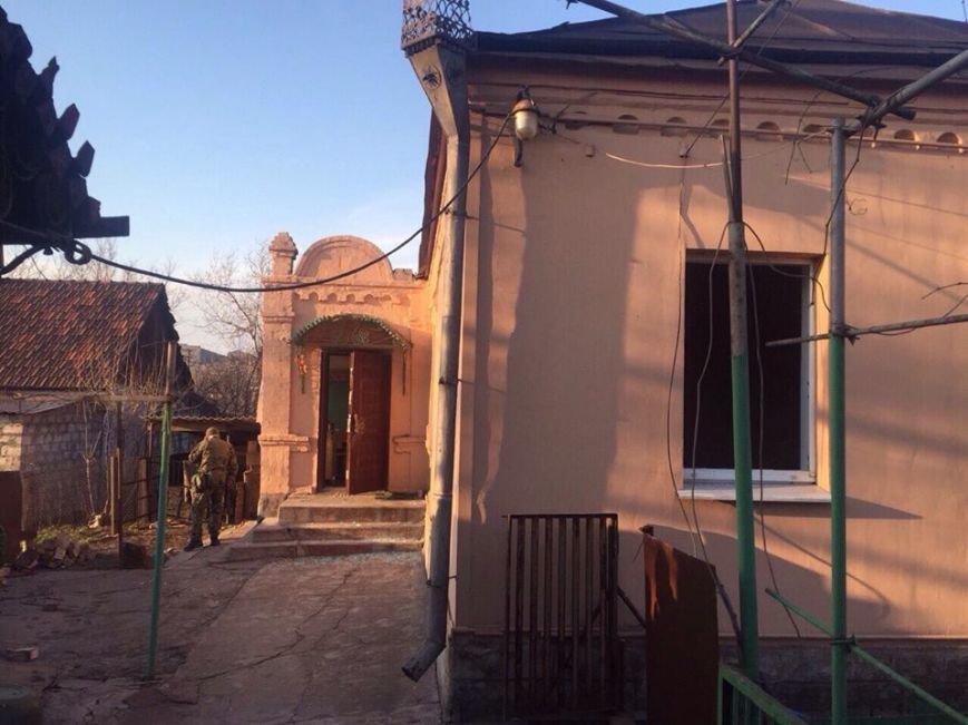 В Мариуполе человек, подозреваемый в убийстве милиционера и взрыве моста, застрелился (ФОТО) (фото) - фото 1 В Мариуполе человек, подозреваемый в убийстве милиционера и взрыве моста, застрелился (ФОТО) (фото) - фото 1