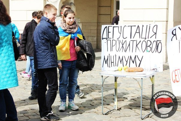 Львівські активісти влаштували дегустацію «смаколиків», які можна придбати за прожитковий мінімум (ФОТО) (фото) - фото 3 Львівські активісти влаштували дегустацію «смаколиків», які можна придбати за прожитковий мінімум (ФОТО) (фото) - фото 3