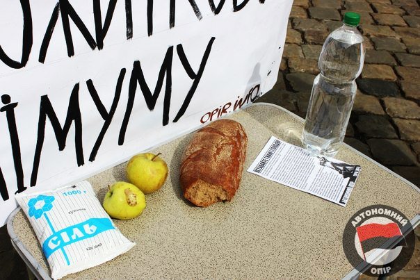 Львівські активісти влаштували дегустацію «смаколиків», які можна придбати за прожитковий мінімум (ФОТО) (фото) - фото 1 Львівські активісти влаштували дегустацію «смаколиків», які можна придбати за прожитковий мінімум (ФОТО) (фото) - фото 1