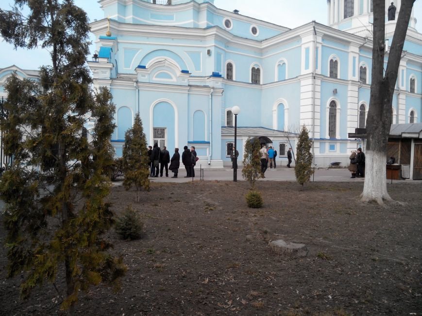 В Сумах страсти вокруг Спасо-Преображенского собора: одни устроили флешмоб, вторые вышли на его защиту (ФОТО) (фото) - фото 1 В Сумах страсти вокруг Спасо-Преображенского собора: одни устроили флешмоб, вторые вышли на его защиту (ФОТО) (фото) - фото 1