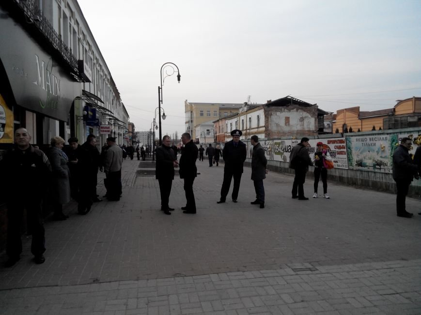 В Сумах страсти вокруг Спасо-Преображенского собора: одни устроили флешмоб, вторые вышли на его защиту (ФОТО) (фото) - фото 1 В Сумах страсти вокруг Спасо-Преображенского собора: одни устроили флешмоб, вторые вышли на его защиту (ФОТО) (фото) - фото 1