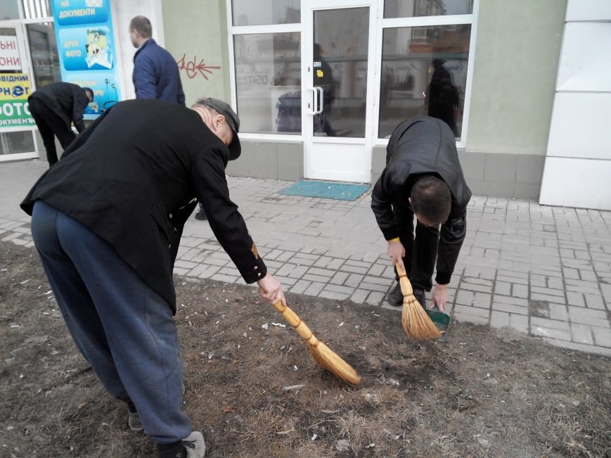 В Сумах страсти вокруг Спасо-Преображенского собора: одни устроили флешмоб, вторые вышли на его защиту (ФОТО) (фото) - фото 1 В Сумах страсти вокруг Спасо-Преображенского собора: одни устроили флешмоб, вторые вышли на его защиту (ФОТО) (фото) - фото 1