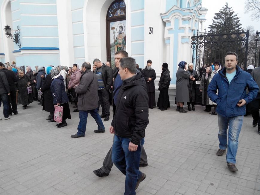В Сумах страсти вокруг Спасо-Преображенского собора: одни устроили флешмоб, вторые вышли на его защиту (ФОТО) (фото) - фото 1 В Сумах страсти вокруг Спасо-Преображенского собора: одни устроили флешмоб, вторые вышли на его защиту (ФОТО) (фото) - фото 1