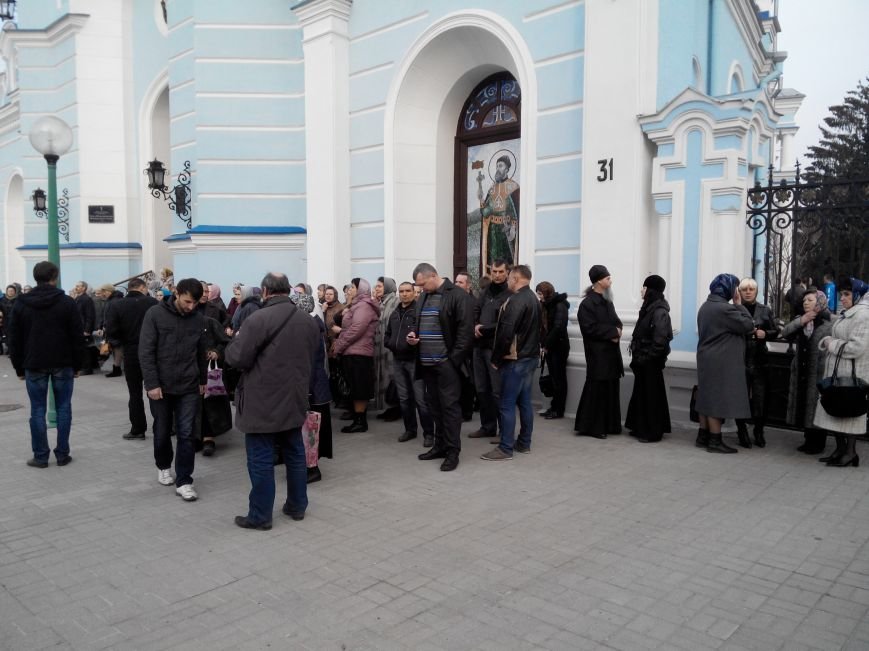 В Сумах страсти вокруг Спасо-Преображенского собора: одни устроили флешмоб, вторые вышли на его защиту (ФОТО) (фото) - фото 1 В Сумах страсти вокруг Спасо-Преображенского собора: одни устроили флешмоб, вторые вышли на его защиту (ФОТО) (фото) - фото 1