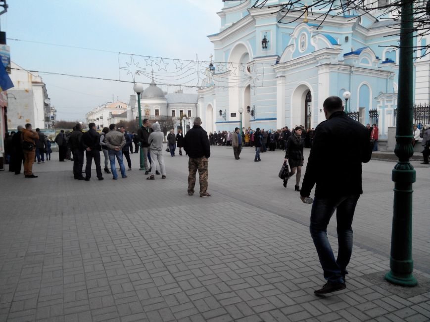 В Сумах страсти вокруг Спасо-Преображенского собора: одни устроили флешмоб, вторые вышли на его защиту (ФОТО) (фото) - фото 1 В Сумах страсти вокруг Спасо-Преображенского собора: одни устроили флешмоб, вторые вышли на его защиту (ФОТО) (фото) - фото 1