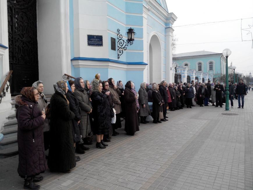 В Сумах страсти вокруг Спасо-Преображенского собора: одни устроили флешмоб, вторые вышли на его защиту (ФОТО) (фото) - фото 1 В Сумах страсти вокруг Спасо-Преображенского собора: одни устроили флешмоб, вторые вышли на его защиту (ФОТО) (фото) - фото 1