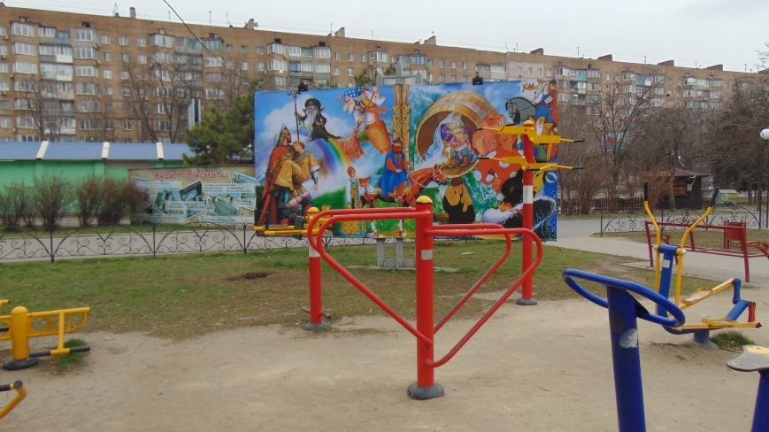 В Мариуполе появился дуб с золотой цепью, в кроне коорого разгуливают богатыри (ФОТОФАКТ) (фото) - фото 1 В Мариуполе появился дуб с золотой цепью, в кроне коорого разгуливают богатыри (ФОТОФАКТ) (фото) - фото 1