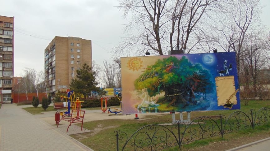 В Мариуполе появился дуб с золотой цепью, в кроне коорого разгуливают богатыри (ФОТОФАКТ) (фото) - фото 1 В Мариуполе появился дуб с золотой цепью, в кроне коорого разгуливают богатыри (ФОТОФАКТ) (фото) - фото 1
