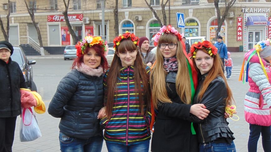 Мариупольцы устроили патриотические танцы, не побоявшись штормовых ветров (ФОТО) (фото) - фото 1 Мариупольцы устроили патриотические танцы, не побоявшись штормовых ветров (ФОТО) (фото) - фото 1