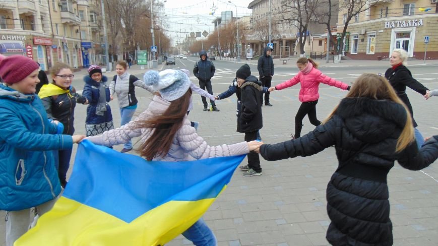 Мариупольцы устроили патриотические танцы, не побоявшись штормовых ветров (ФОТО) (фото) - фото 1 Мариупольцы устроили патриотические танцы, не побоявшись штормовых ветров (ФОТО) (фото) - фото 1