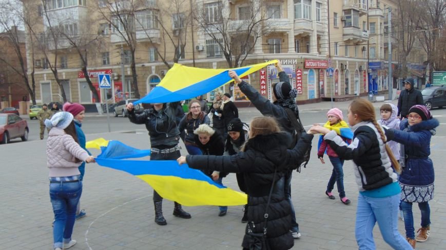 Мариупольцы устроили патриотические танцы, не побоявшись штормовых ветров (ФОТО) (фото) - фото 1 Мариупольцы устроили патриотические танцы, не побоявшись штормовых ветров (ФОТО) (фото) - фото 1