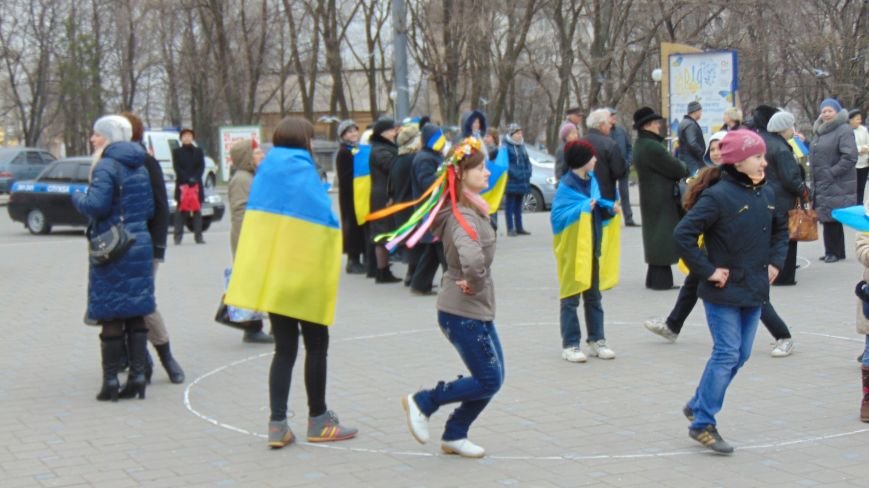 Мариупольцы устроили патриотические танцы, не побоявшись штормовых ветров (ФОТО) (фото) - фото 1 Мариупольцы устроили патриотические танцы, не побоявшись штормовых ветров (ФОТО) (фото) - фото 1