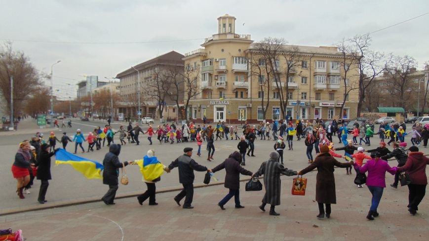 Мариупольцы устроили патриотические танцы, не побоявшись штормового ветра (ФОТО) (фото) - фото 4 Мариупольцы устроили патриотические танцы, не побоявшись штормового ветра (ФОТО) (фото) - фото 4