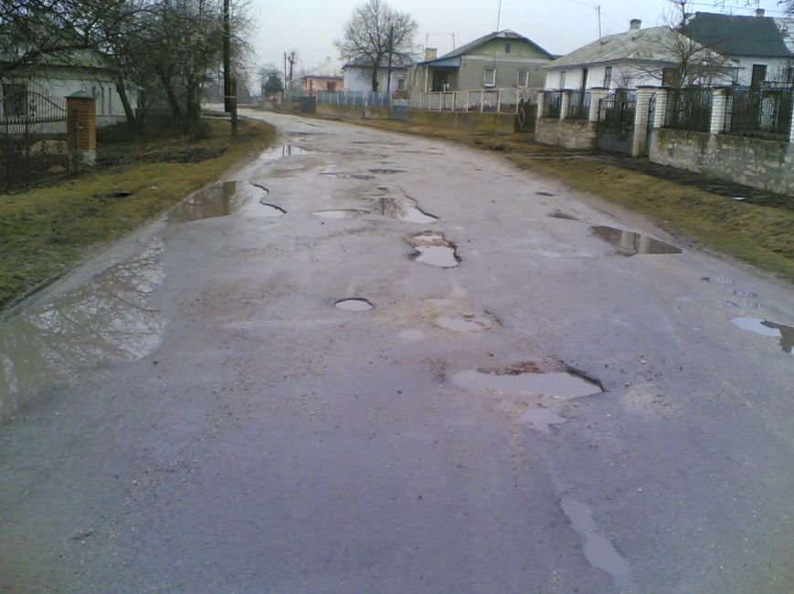 «Коли падає дощ, можна втопитися» - жителі Тернопільщини про ями на дорогах (фото) (фото) - фото 1 «Коли падає дощ, можна втопитися» - жителі Тернопільщини про ями на дорогах (фото) (фото) - фото 1