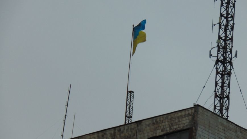 В Мариуполе шторм проверил на прочность флаги Украины (ФОТОФАКТ) (фото) - фото 1 В Мариуполе шторм проверил на прочность флаги Украины (ФОТОФАКТ) (фото) - фото 1