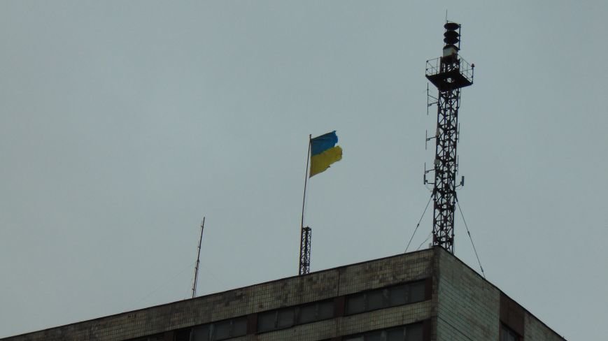 В Мариуполе шторм проверил на прочность флаги Украины (ФОТОФАКТ) (фото) - фото 1 В Мариуполе шторм проверил на прочность флаги Украины (ФОТОФАКТ) (фото) - фото 1
