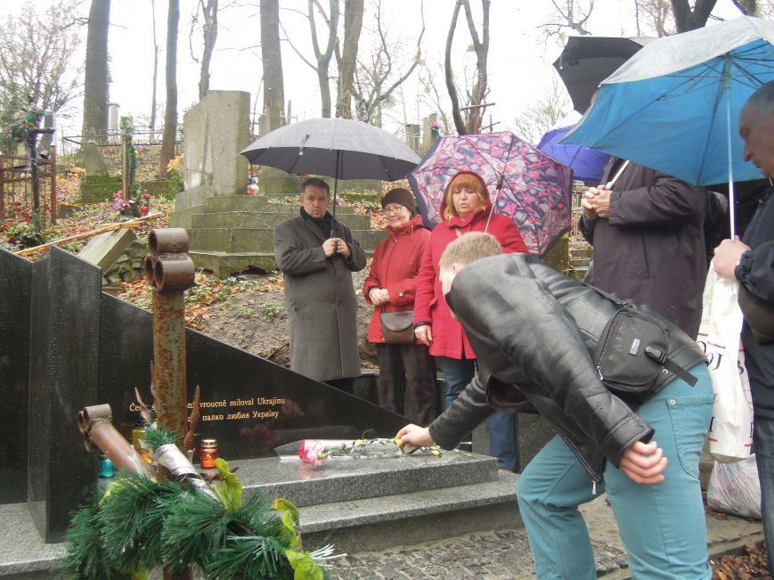 У Львові чеська громада вшанувала пам'ять Томаша Хохолоушка, який похований на Личаківському цвинтарі (ФОТОРЕПОРТАЖ) (фото) - фото 3 У Львові чеська громада вшанувала пам'ять Томаша Хохолоушка, який похований на Личаківському цвинтарі (ФОТОРЕПОРТАЖ) (фото) - фото 3
