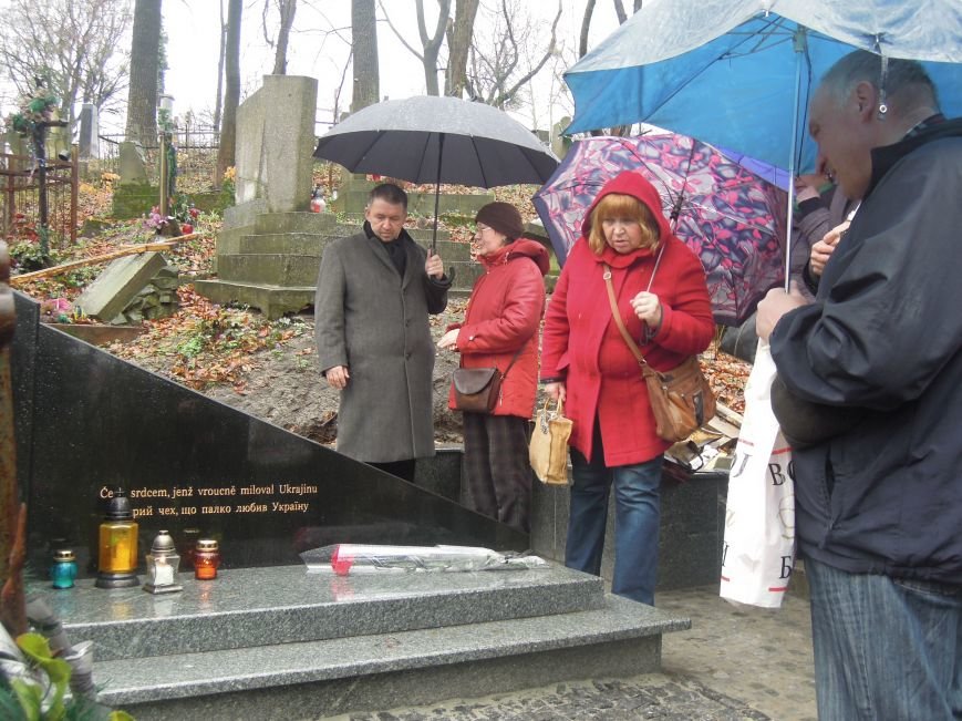 У Львові чеська громада вшанувала пам'ять Томаша Хохолоушка, який похований на Личаківському цвинтарі (ФОТОРЕПОРТАЖ) (фото) - фото 2 У Львові чеська громада вшанувала пам'ять Томаша Хохолоушка, який похований на Личаківському цвинтарі (ФОТОРЕПОРТАЖ) (фото) - фото 2