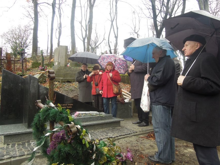 У Львові чеська громада вшанувала пам'ять Томаша Хохолоушка, який похований на Личаківському цвинтарі (ФОТОРЕПОРТАЖ) (фото) - фото 4 У Львові чеська громада вшанувала пам'ять Томаша Хохолоушка, який похований на Личаківському цвинтарі (ФОТОРЕПОРТАЖ) (фото) - фото 4