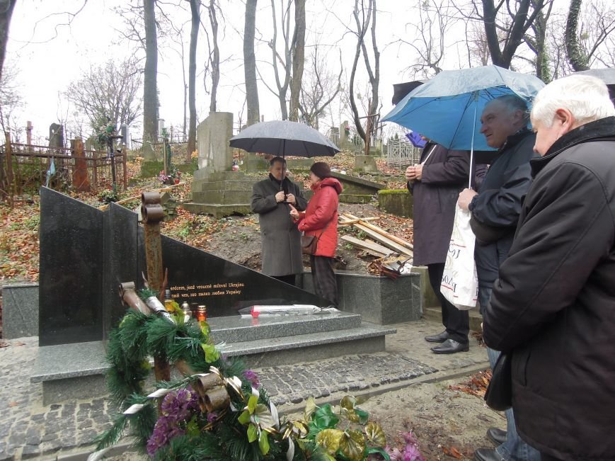 У Львові чеська громада вшанувала пам'ять Томаша Хохолоушка, який похований на Личаківському цвинтарі (ФОТОРЕПОРТАЖ) (фото) - фото 1 У Львові чеська громада вшанувала пам'ять Томаша Хохолоушка, який похований на Личаківському цвинтарі (ФОТОРЕПОРТАЖ) (фото) - фото 1