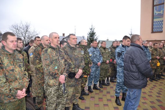 Зі сльозами на очах тисячі людей провели в останню дорогу Ігора Лехмінка, який загинув на фронті (ФОТОРЕПОРТАЖ) (фото) - фото 3 Зі сльозами на очах тисячі людей провели в останню дорогу Ігора Лехмінка, який загинув на фронті (ФОТОРЕПОРТАЖ) (фото) - фото 3