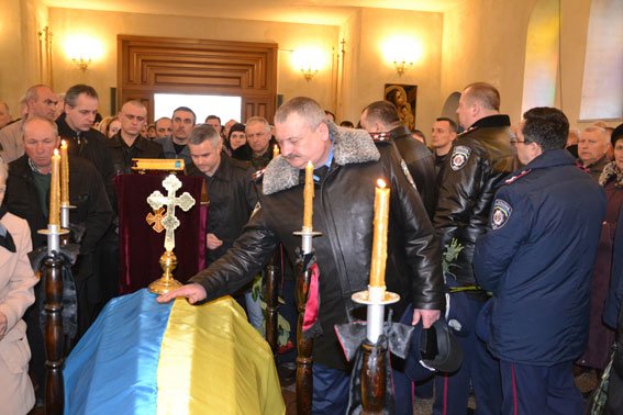 Зі сльозами на очах тисячі людей провели в останню дорогу Ігора Лехмінка, який загинув на фронті (ФОТОРЕПОРТАЖ) (фото) - фото 2 Зі сльозами на очах тисячі людей провели в останню дорогу Ігора Лехмінка, який загинув на фронті (ФОТОРЕПОРТАЖ) (фото) - фото 2