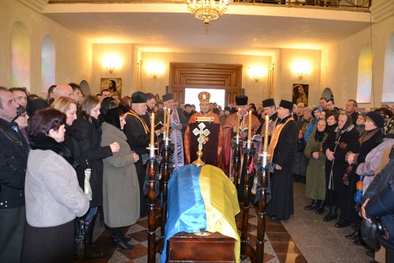 Зі сльозами на очах тисячі людей провели в останню дорогу Ігора Лехмінка, який загинув на фронті (ФОТОРЕПОРТАЖ) (фото) - фото 2 Зі сльозами на очах тисячі людей провели в останню дорогу Ігора Лехмінка, який загинув на фронті (ФОТОРЕПОРТАЖ) (фото) - фото 2