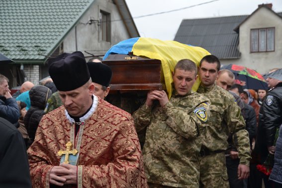 Зі сльозами на очах тисячі людей провели в останню дорогу Ігора Лехмінка, який загинув на фронті (ФОТОРЕПОРТАЖ) (фото) - фото 1 Зі сльозами на очах тисячі людей провели в останню дорогу Ігора Лехмінка, який загинув на фронті (ФОТОРЕПОРТАЖ) (фото) - фото 1