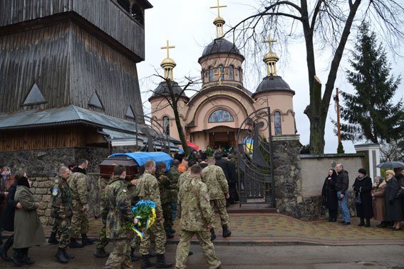 Зі сльозами на очах тисячі людей провели в останню дорогу Ігора Лехмінка, який загинув на фронті (ФОТОРЕПОРТАЖ) (фото) - фото 2 Зі сльозами на очах тисячі людей провели в останню дорогу Ігора Лехмінка, який загинув на фронті (ФОТОРЕПОРТАЖ) (фото) - фото 2