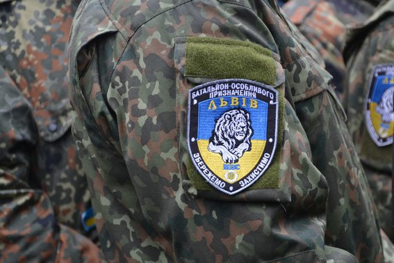 Зі сльозами на очах тисячі людей провели в останню дорогу Ігора Лехмінка, який загинув на фронті (ФОТОРЕПОРТАЖ) (фото) - фото 1 Зі сльозами на очах тисячі людей провели в останню дорогу Ігора Лехмінка, який загинув на фронті (ФОТОРЕПОРТАЖ) (фото) - фото 1