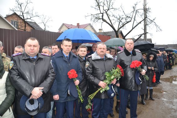 Зі сльозами на очах тисячі людей провели в останню дорогу Ігора Лехмінка, який загинув на фронті (ФОТОРЕПОРТАЖ) (фото) - фото 3 Зі сльозами на очах тисячі людей провели в останню дорогу Ігора Лехмінка, який загинув на фронті (ФОТОРЕПОРТАЖ) (фото) - фото 3