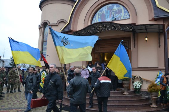 Зі сльозами на очах тисячі людей провели в останню дорогу Ігора Лехмінка, який загинув на фронті (ФОТОРЕПОРТАЖ) (фото) - фото 3 Зі сльозами на очах тисячі людей провели в останню дорогу Ігора Лехмінка, який загинув на фронті (ФОТОРЕПОРТАЖ) (фото) - фото 3